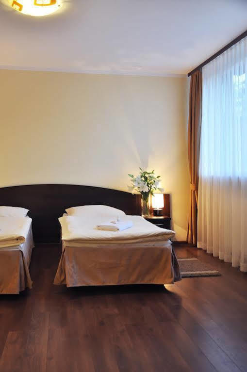Hotel Pojezierze Щецинек Экстерьер фото